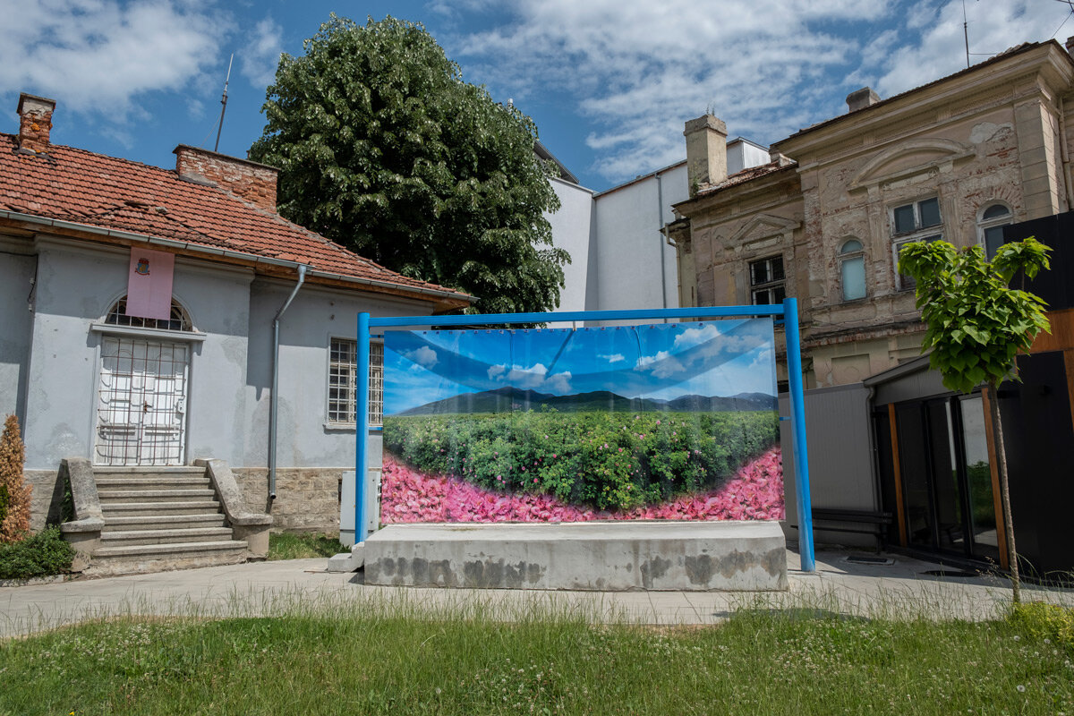 The city of Kazanluk celebrates the rose harvest each spring with a series of events, including a parade and a rose product market.